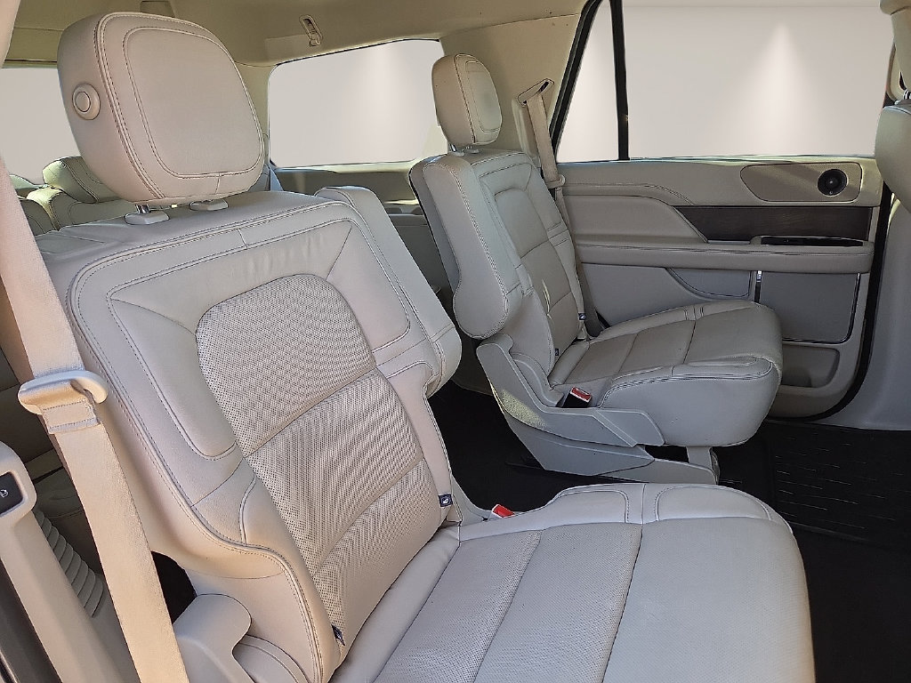 Used 2018 Lincoln Navigator Select w/ Technology Package RWD image 9