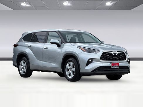 Used 2025 Toyota Highlander LE FWD image 6