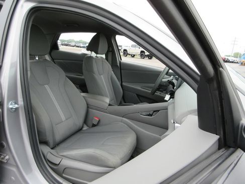 Used 2025 Hyundai Elantra SE FWD image 19