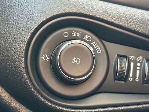 Used 2016 Jeep Renegade Limited image 21