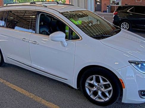 Used 2018 Chrysler Pacifica Touring-L FWD image 5
