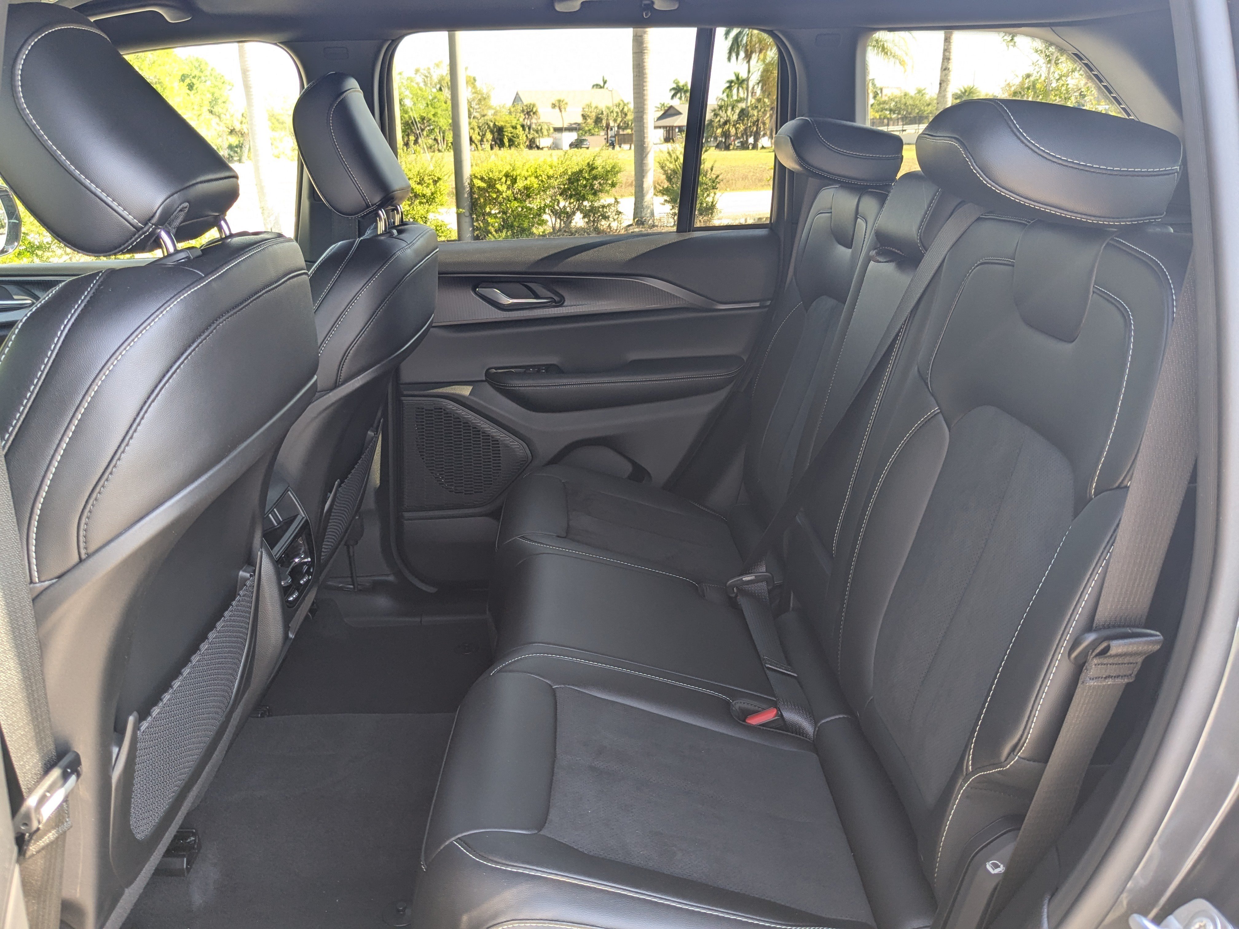 Used 2025 Jeep Grand Cherokee Altitude AWD/4WD image 15