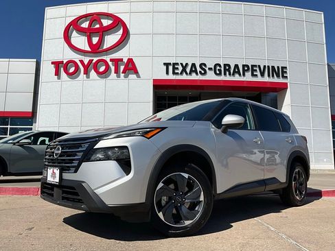 Used 2025 Nissan Rogue SV image 2