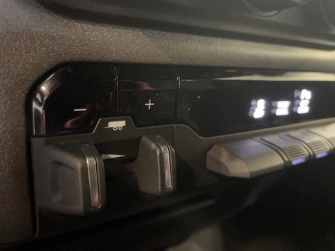 Used 2024 RAM 2500 Tradesman w/ Chrome Appearance Group image 23