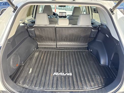 Used 2020 Toyota RAV4 Limited image 11