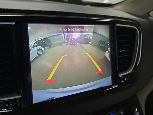 Used 2023 Chrysler Pacifica Touring-L FWD image 32