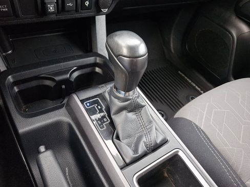 Used 2020 Toyota Tacoma TRD Off-Road AWD/4WD image 15