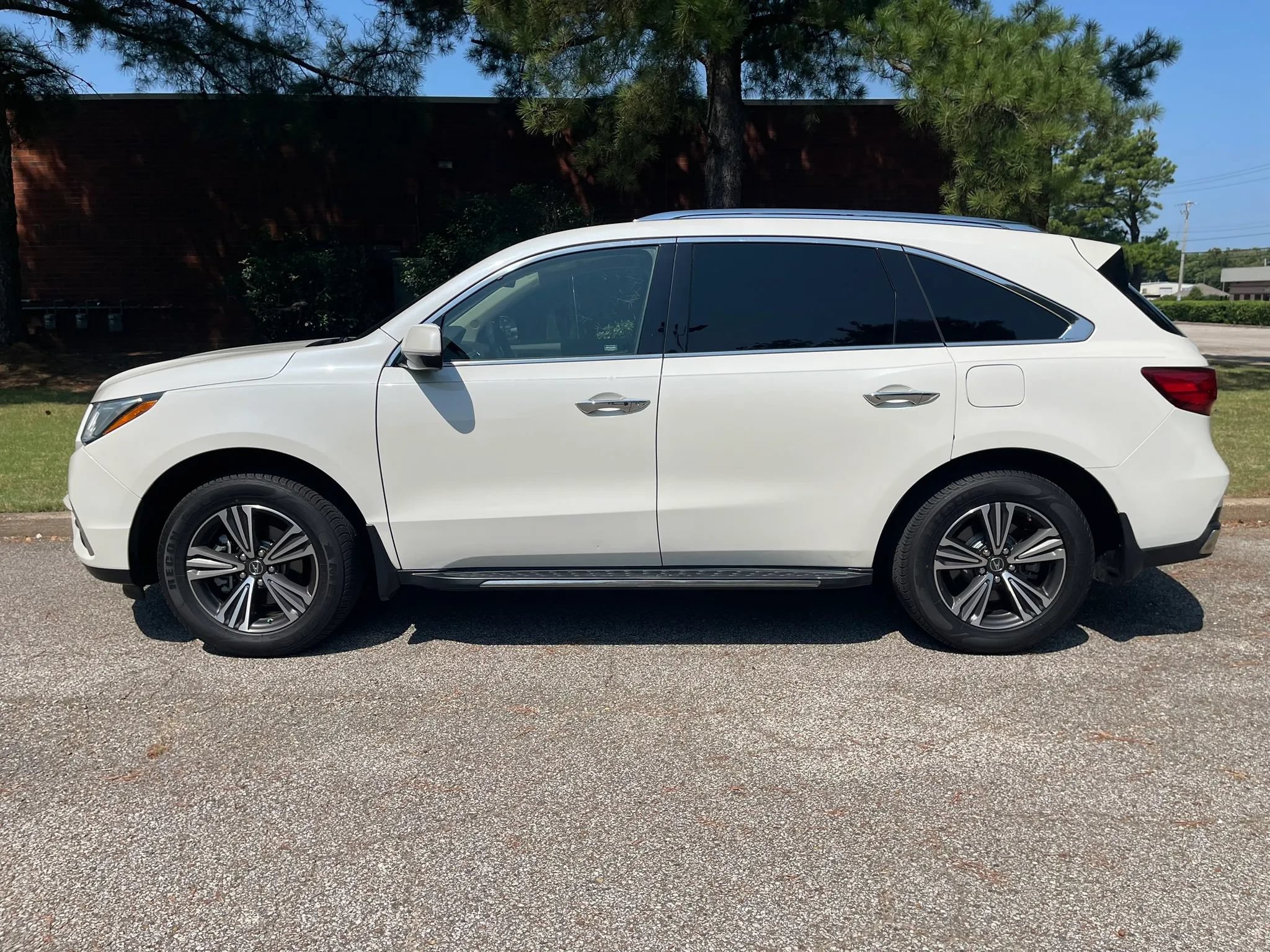 Used 2017 Acura MDX FWD image 2