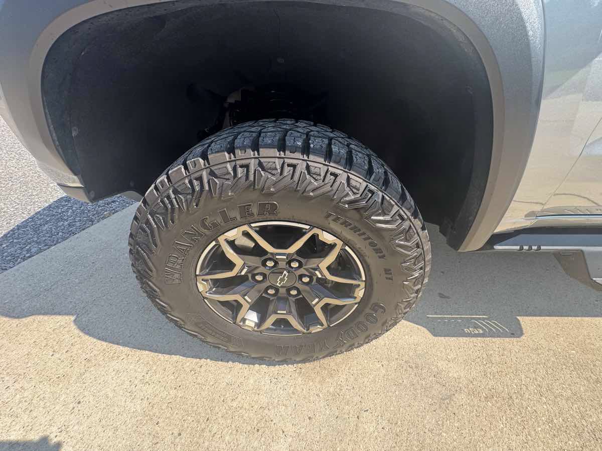 Used 2024 Chevrolet Colorado ZR2 w/ ZR2 Convenience Package III AWD/4WD image 23