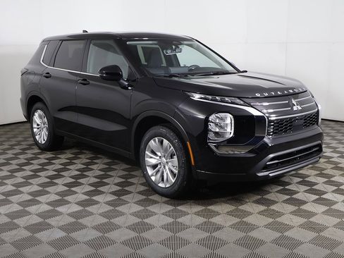 New 2026 Mitsubishi Outlander ES image 2