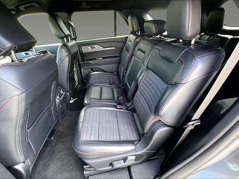 Used 2025 Ford Explorer ST-Line w/ ST-Line Street Pack AWD/4WD image 15