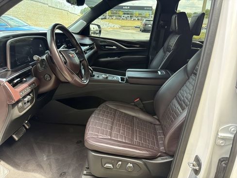 Used 2024 Cadillac Escalade Premium Luxury Platinum w/ Heavy-Duty Trailer Package image 9