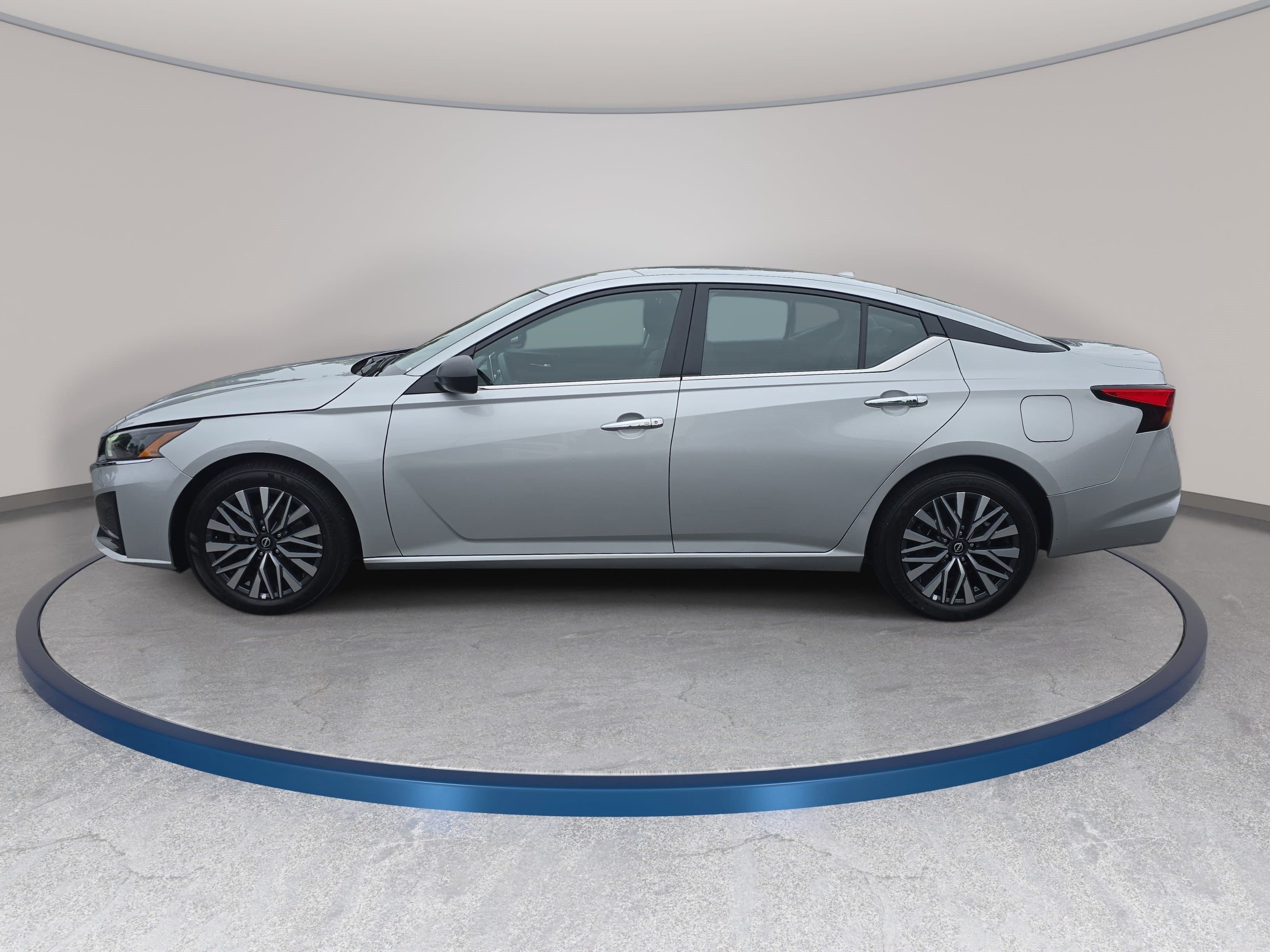 Used 2025 Nissan Altima 2.5 SV FWD image 8