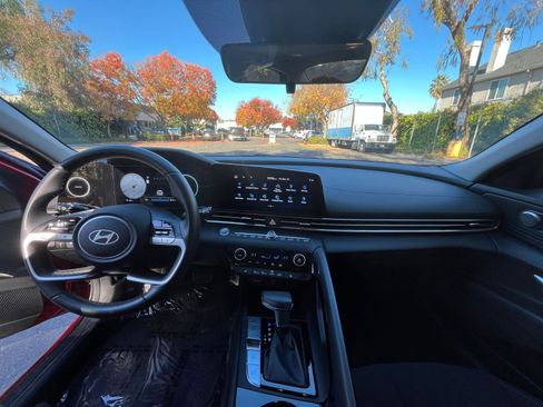 Used 2025 Hyundai Elantra SEL image 31