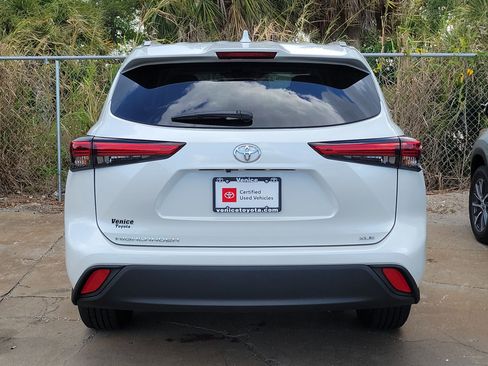 Used 2023 Toyota Highlander XLE image 3