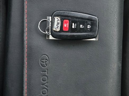 Used 2021 Toyota Corolla LE image 37