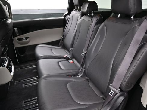 Used 2024 Kia Carnival EX FWD image 27