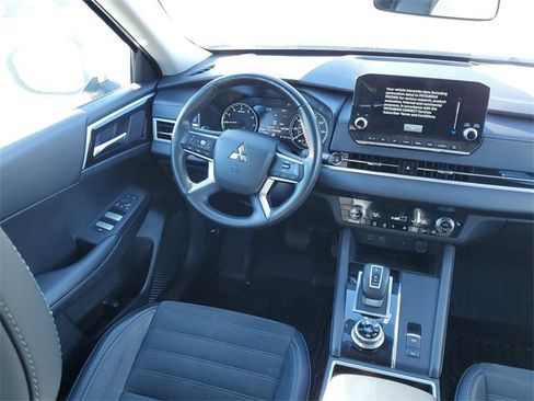 Used 2024 Mitsubishi Outlander SE image 16