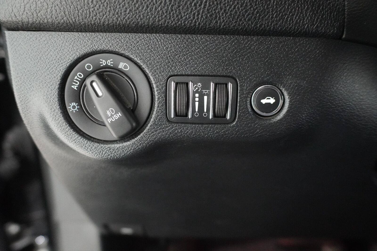 Used 2017 Dodge Challenger R/T RWD image 15