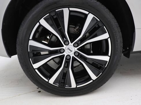 Used 2025 Volvo XC60 B5 Plus image 9