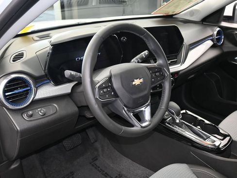 Used 2025 Chevrolet Trax LT w/ LT Convenience Package image 10