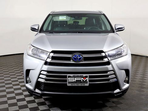 Used 2017 Toyota Highlander XLE image 3