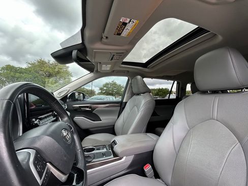 Used 2022 Toyota Highlander Limited image 12