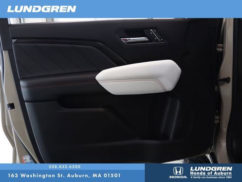 Used 2024 GMC Canyon AT4X image 9