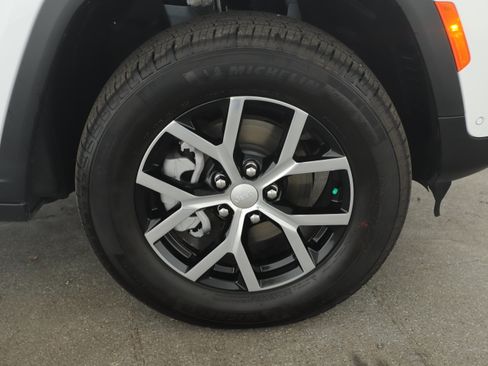 Used 2025 Jeep Grand Cherokee Limited w/ Luxury Tech Group II image 20