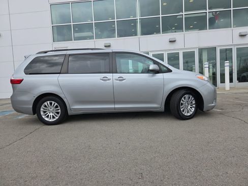 Used 2017 Toyota Sienna XLE image 3