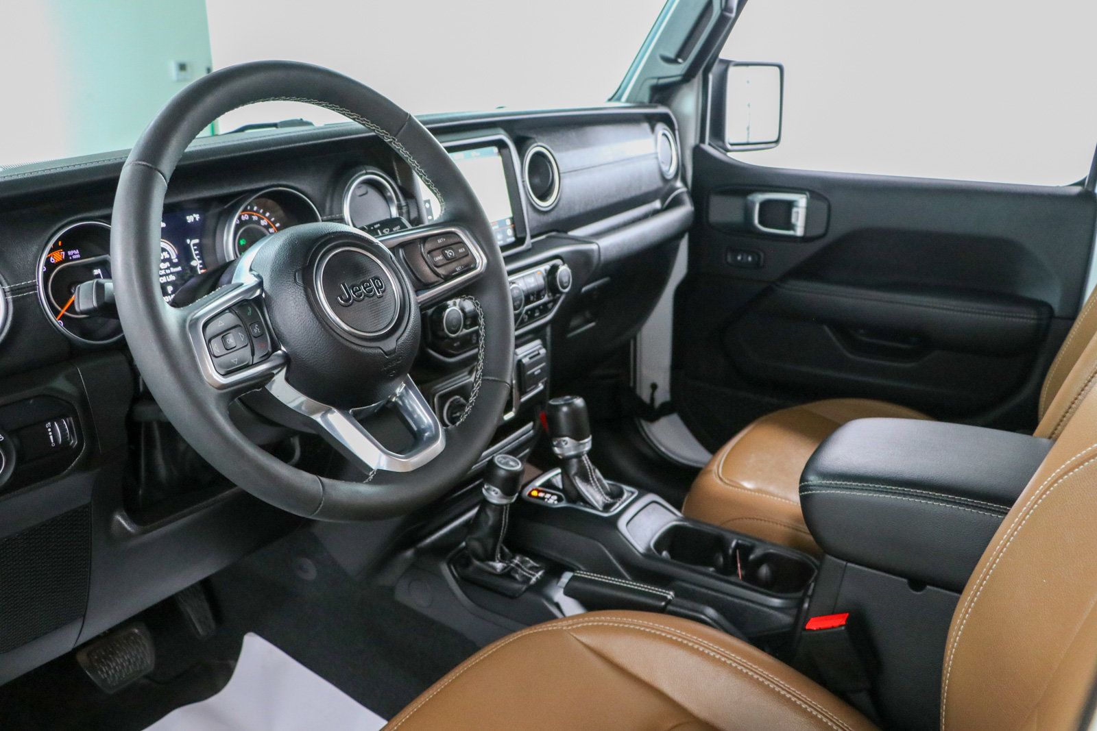 Used 2023 Jeep Wrangler Unlimited Sahara w/ LED Lighting Group AWD/4WD image 25