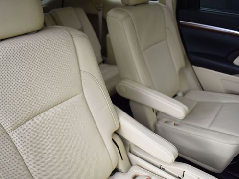 Used 2018 Toyota Highlander Limited image 34