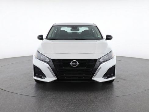 Used 2025 Nissan Altima 2.5 SV FWD image 2