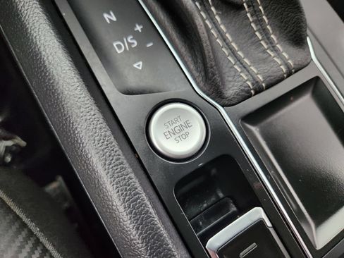 Used 2022 Volkswagen Atlas Cross Sport SE FWD image 22