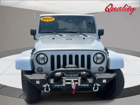 Used 2017 Jeep Wrangler Unlimited Sahara w/ Connectivity Group AWD/4WD image 10
