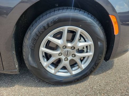 Used 2023 Chrysler Pacifica Touring-L FWD image 5