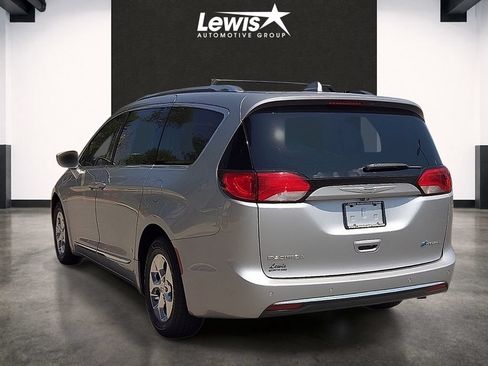 Used 2019 Chrysler Pacifica Touring-L FWD image 3