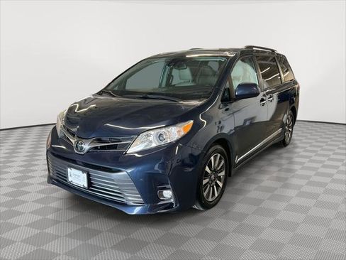 Used 2018 Toyota Sienna XLE image 3