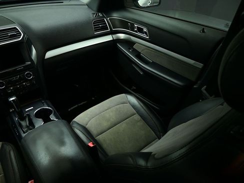 Used 2017 Ford Explorer XLT w/ Equipment Group 202A image 14