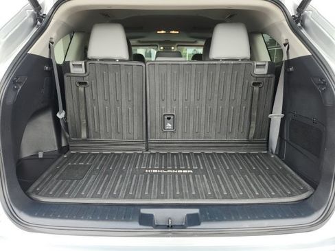 Used 2022 Toyota Highlander XLE AWD/4WD image 21