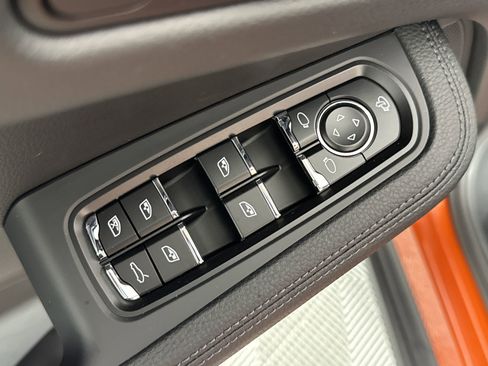 Certified 2025 Porsche Macan image 13