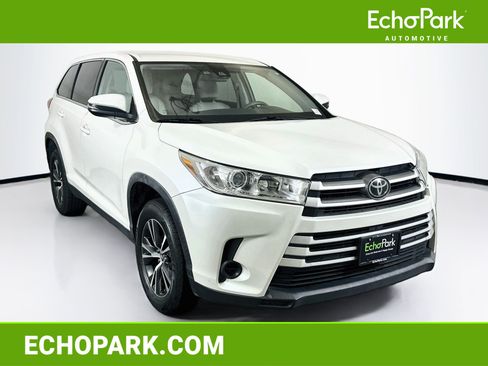 Used 2019 Toyota Highlander LE FWD image 1