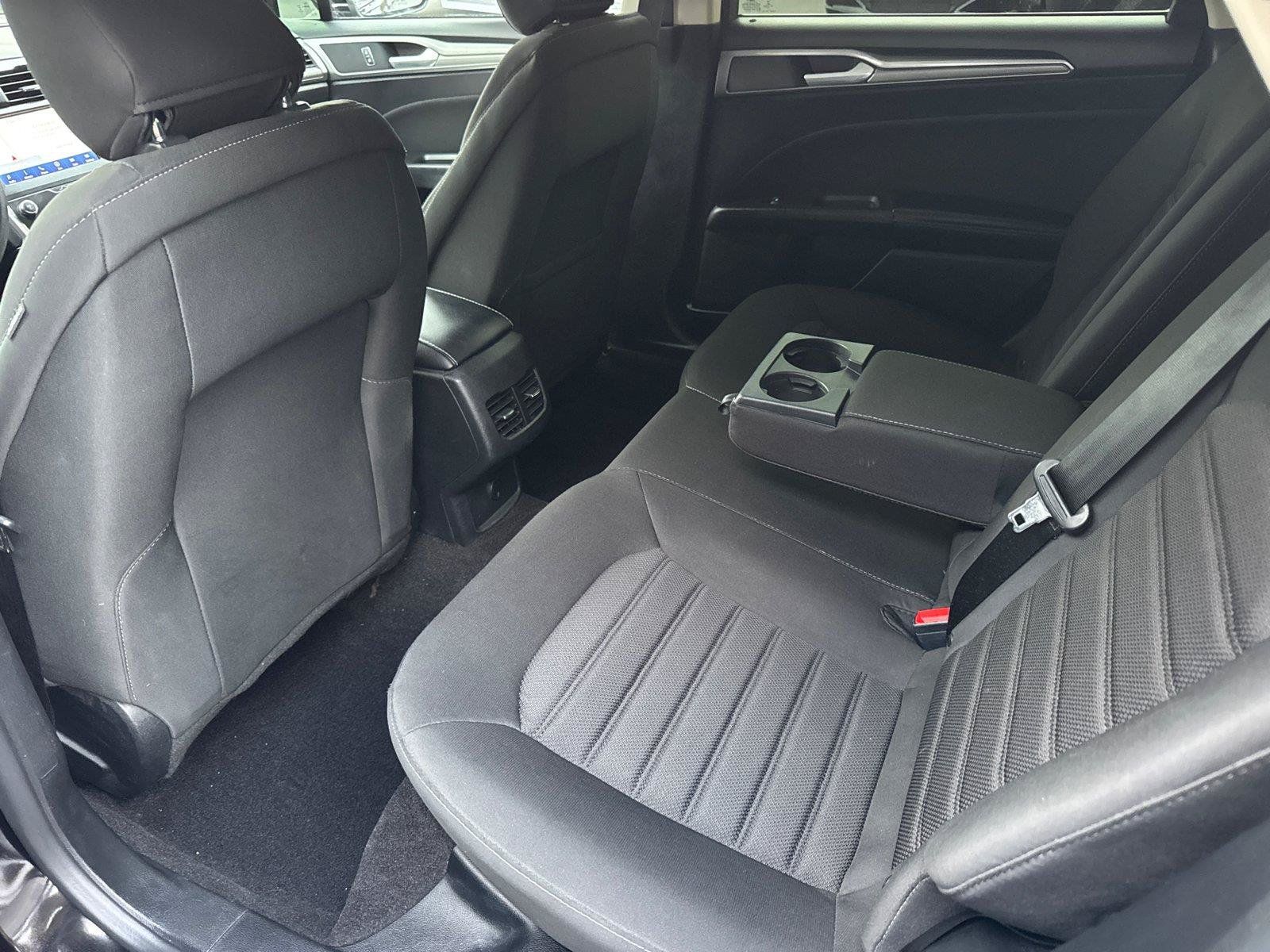 Used 2020 Ford Fusion SE FWD image 18