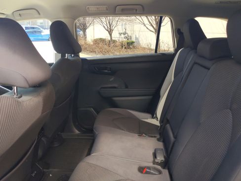 Certified 2024 Toyota Highlander LE image 30