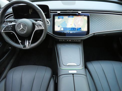 Used 2025 Mercedes-Benz E 350 4MATIC Sedan image 10