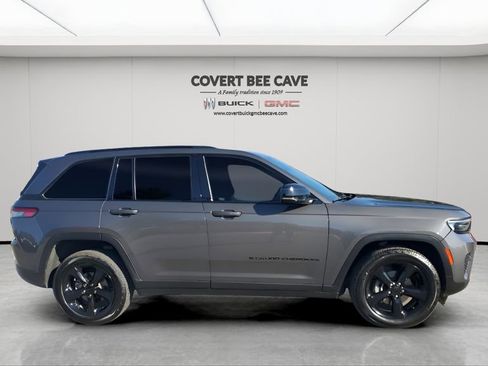 Used 2023 Jeep Grand Cherokee Altitude image 11