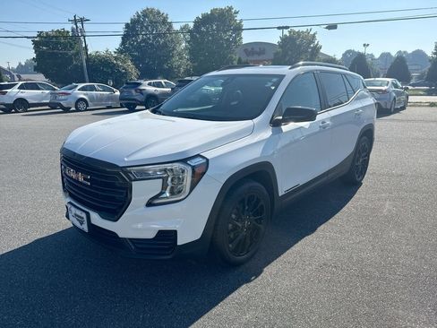 Used 2024 GMC Terrain SLE w/ Driver Convenience Package FWD image 3