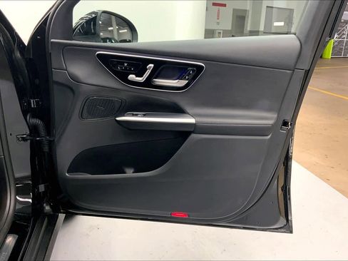 Used 2025 Mercedes-Benz GLC 300 image 9