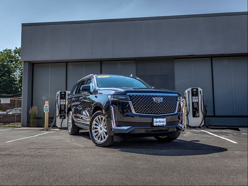 Used 2022 Cadillac Escalade Premium Luxury w/ Performance Package AWD/4WD image 4