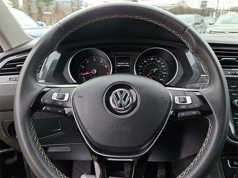 Used 2021 Volkswagen Tiguan SE w/ Panoramic Sunroof Package image 19